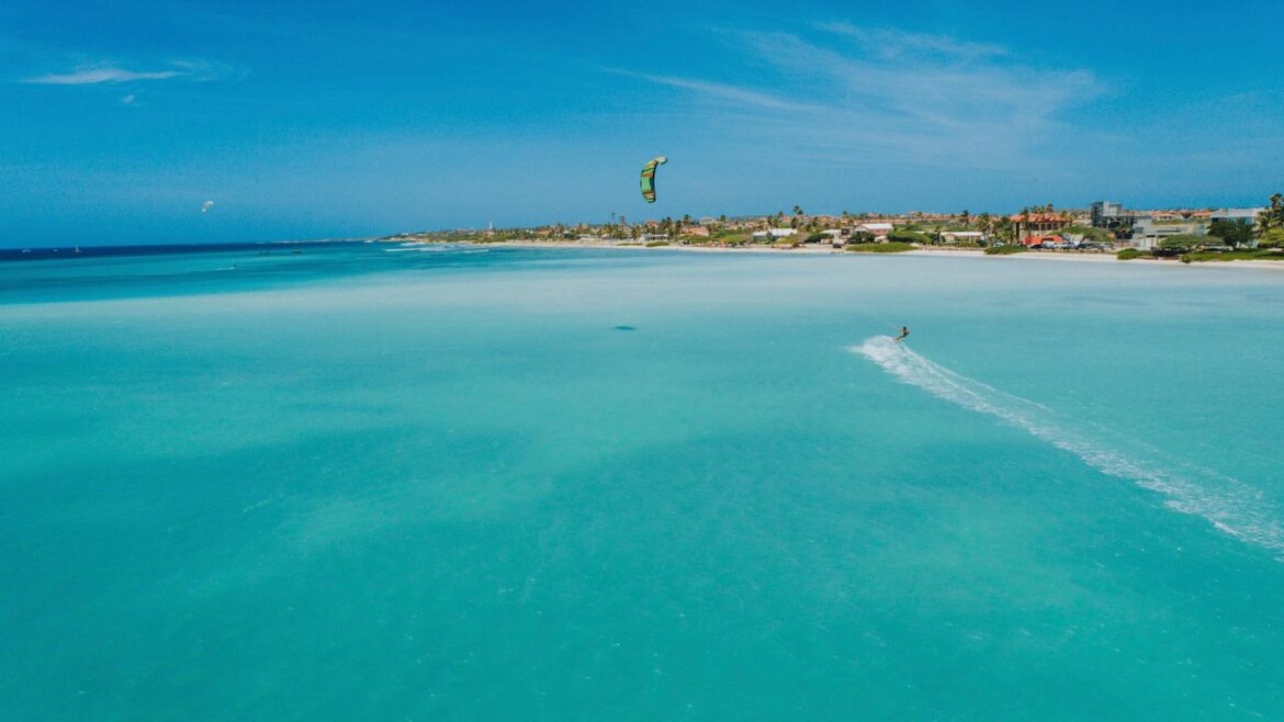 50 Shades of Blue: Discover the Magic of Aruba’s Kitesurfing Waters