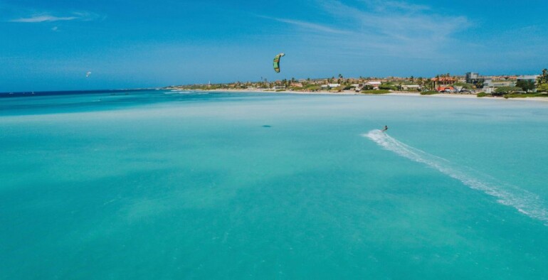 50 Shades of Blue: Discover the Magic of Aruba’s Kitesurfing Waters